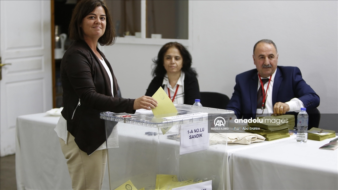 Yurt dışına kayıtlı seçmenlerin oy kullanma işlemi devam ediyor