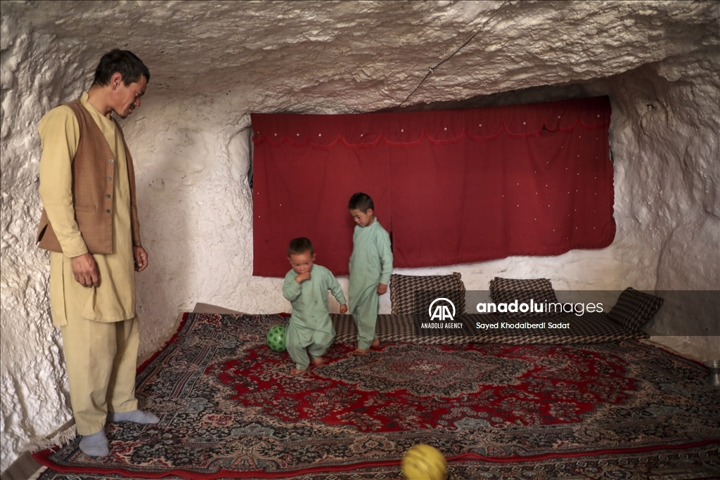 Thousands of Afghan families struggle to live in caves