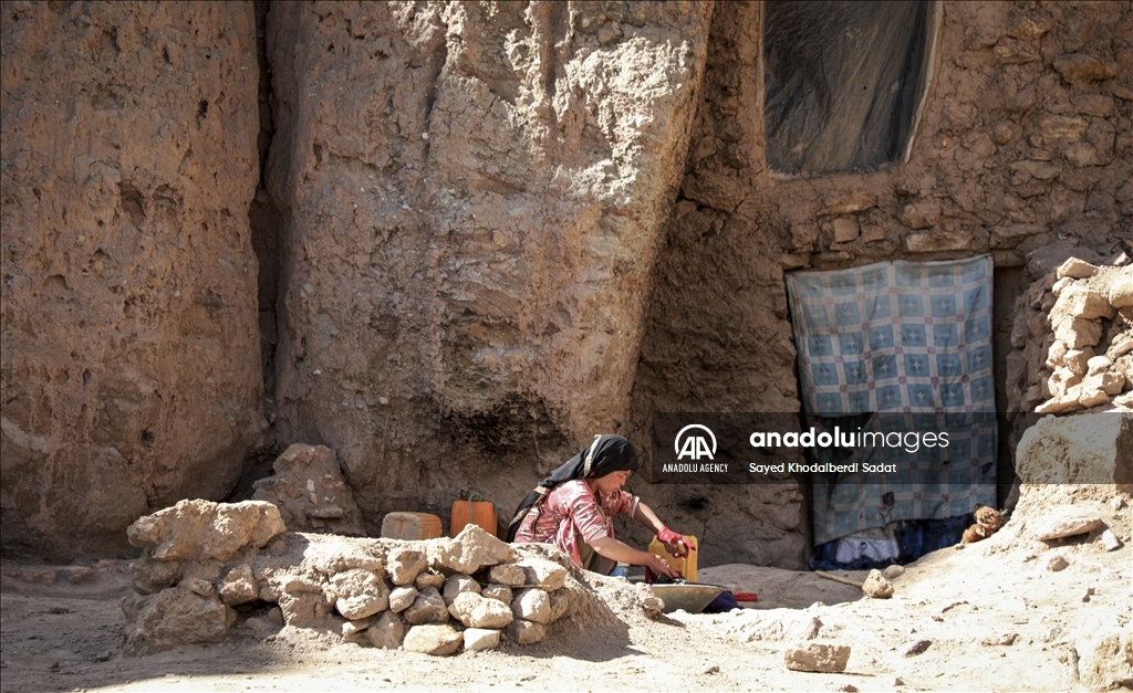 Thousands of Afghan families struggle to live in caves