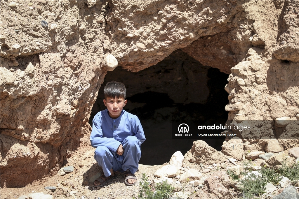 Thousands of Afghan families struggle to live in caves