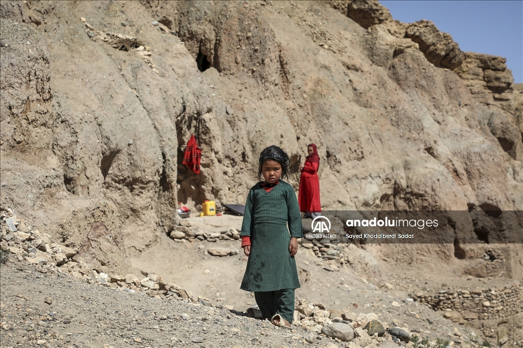 Thousands of Afghan families struggle to live in caves