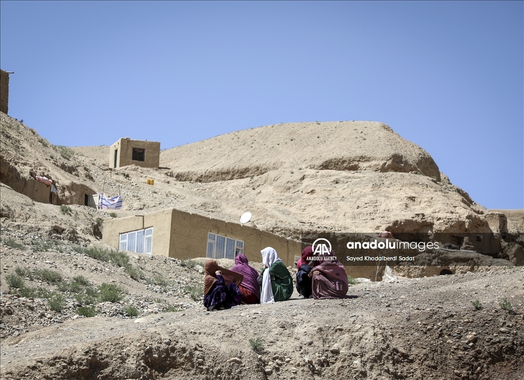 Thousands of Afghan families struggle to live in caves