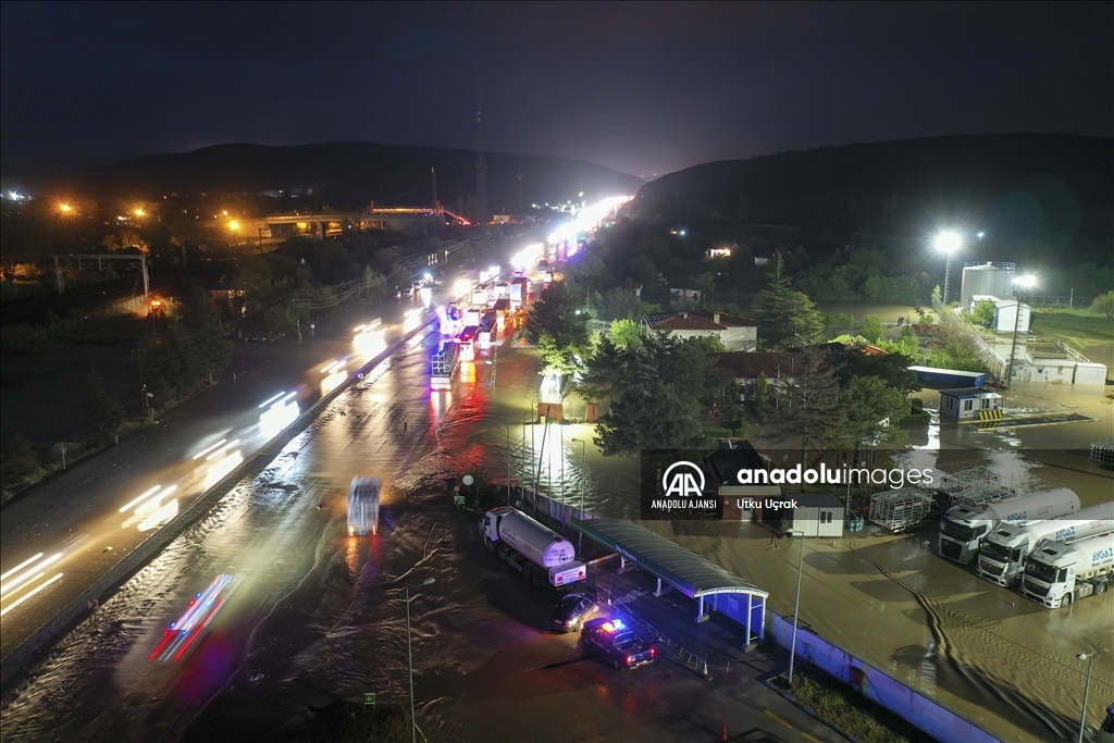 Ankara'nın Elmadağ ilçesinde sağanak nedeniyle su baskınları meydana geldi