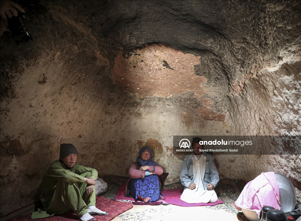 Thousands of Afghan families struggle to live in caves