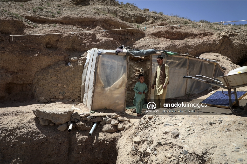 Thousands of Afghan families struggle to live in caves