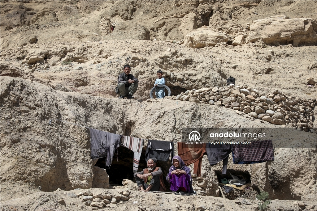 Thousands of Afghan families struggle to live in caves