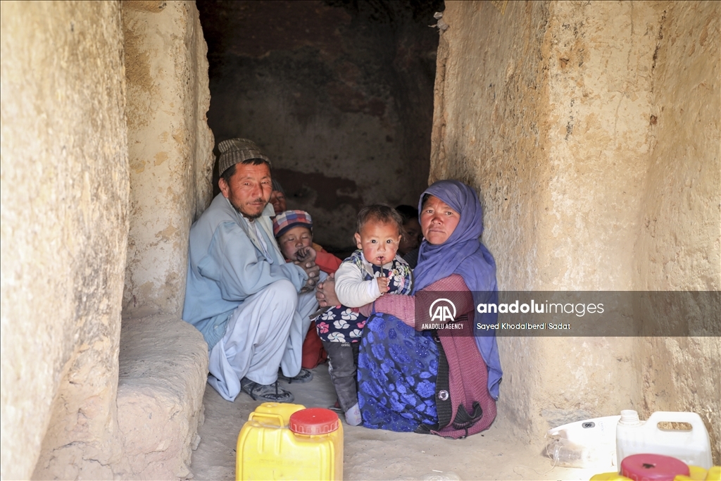 Thousands of Afghan families struggle to live in caves