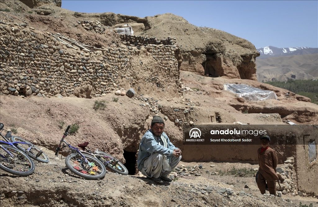 Thousands of Afghan families struggle to live in caves