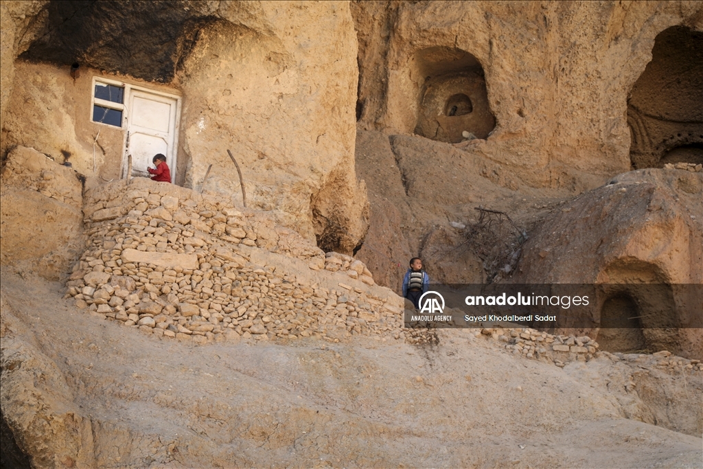 Thousands of Afghan families struggle to live in caves