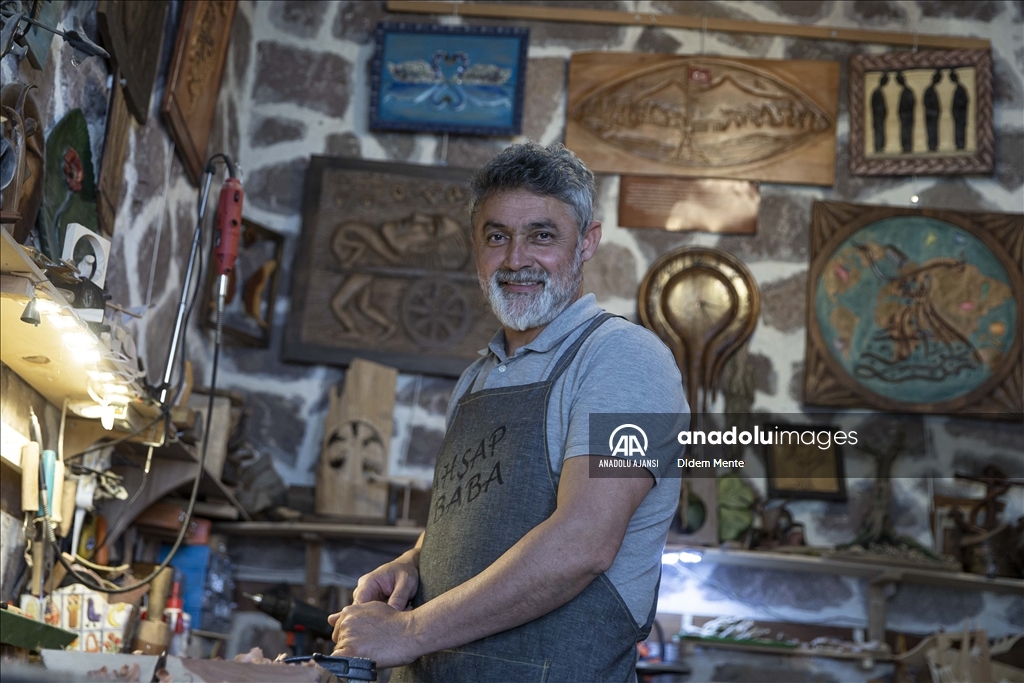 "Ahşap Baba" etkilendiği hayat hikayelerini ahşaba işliyor