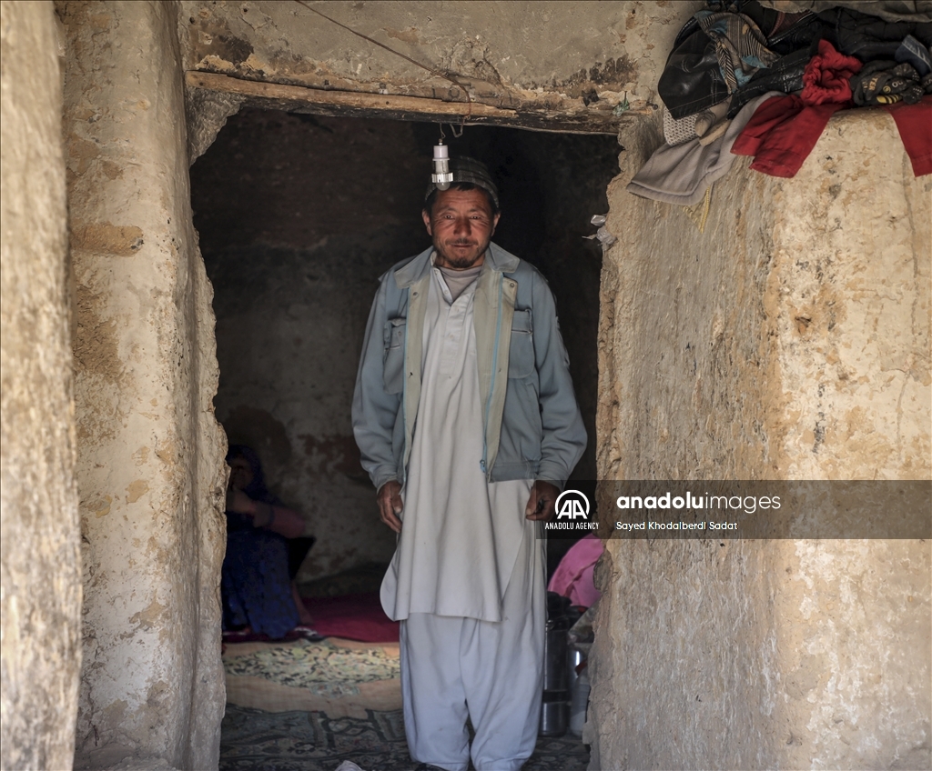 Thousands of Afghan families struggle to live in caves