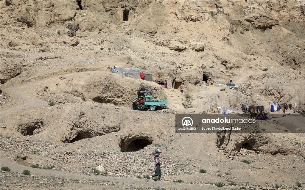 Thousands of Afghan families struggle to live in caves