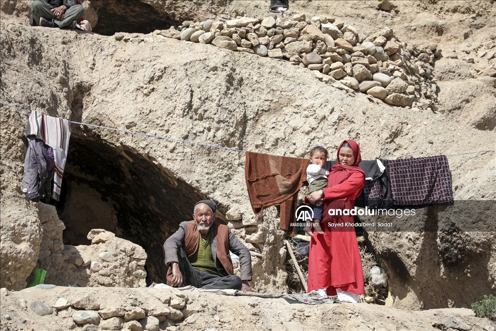 Thousands of Afghan families struggle to live in caves