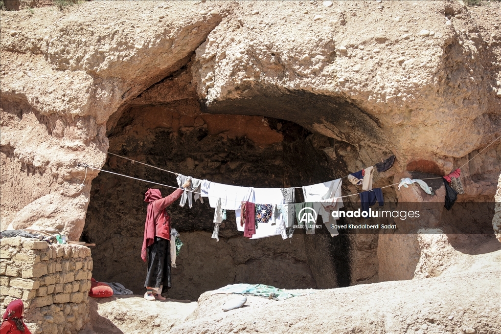 Thousands of Afghan families struggle to live in caves