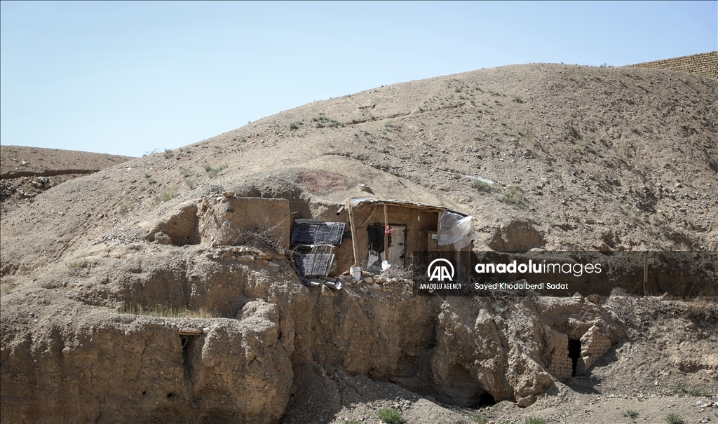 Thousands of Afghan families struggle to live in caves