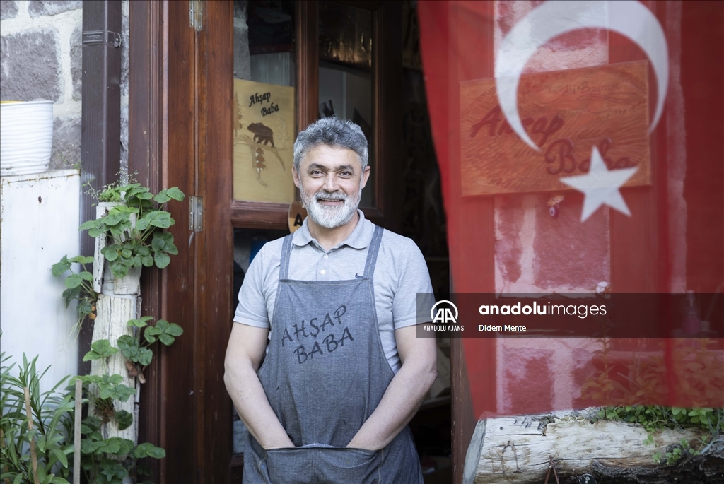 "Ahşap Baba" etkilendiği hayat hikayelerini ahşaba işliyor
