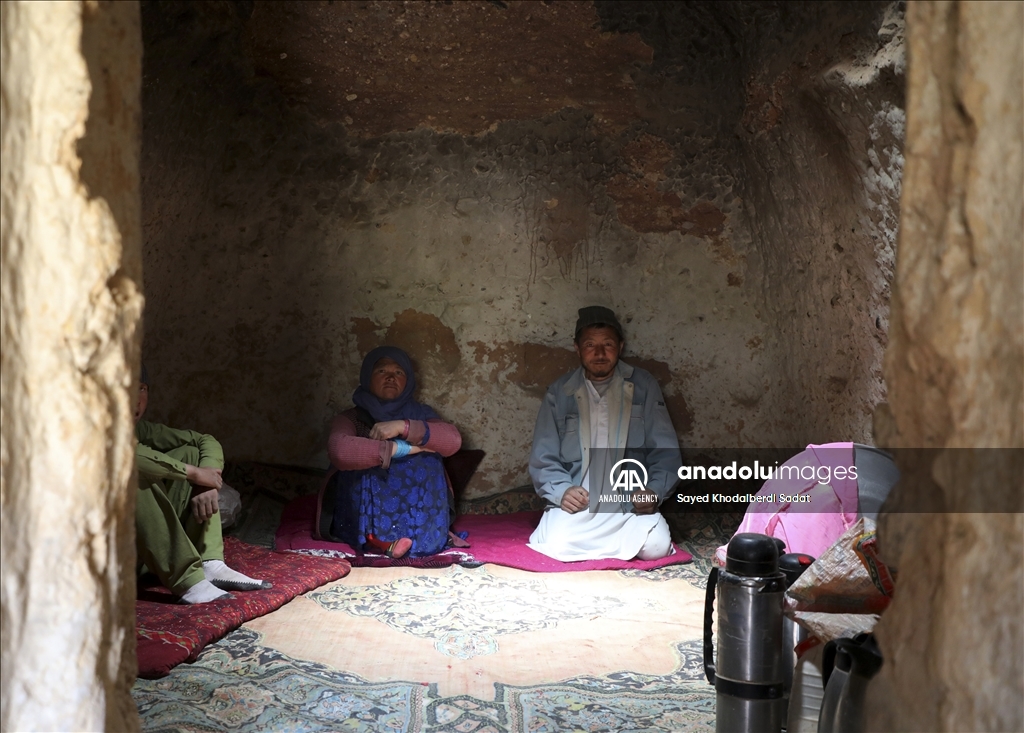 Thousands of Afghan families struggle to live in caves