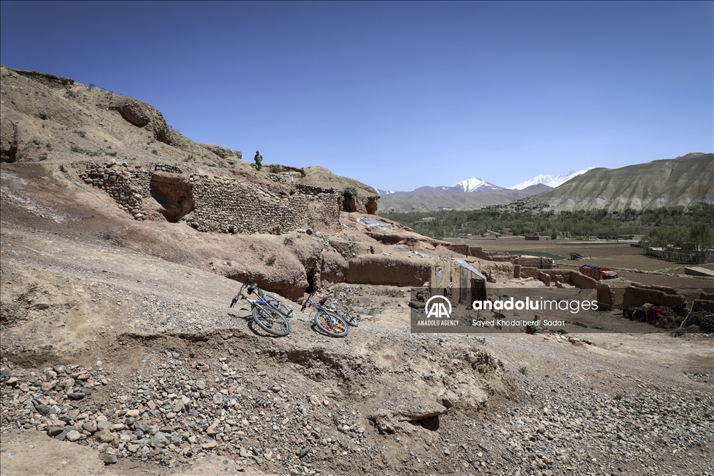 Thousands of Afghan families struggle to live in caves