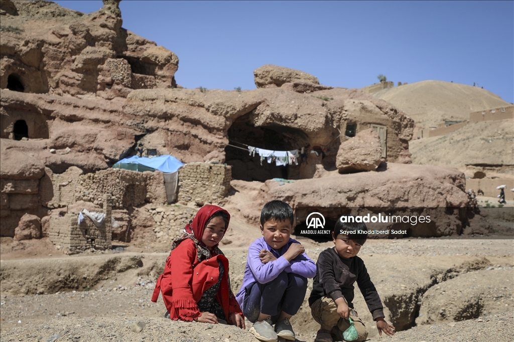 Thousands of Afghan families struggle to live in caves