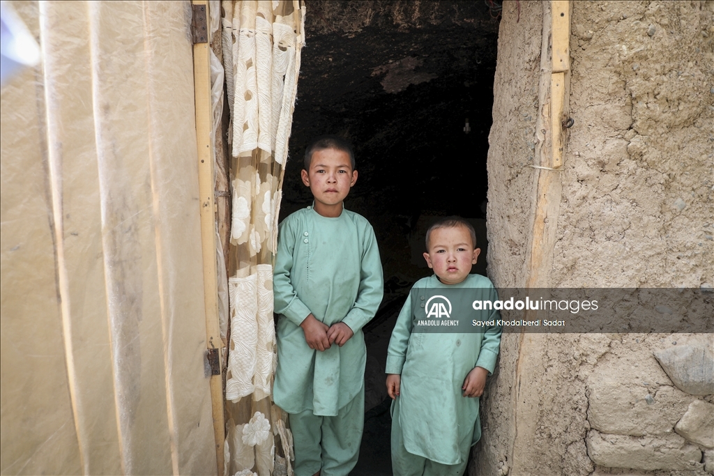 Thousands of Afghan families struggle to live in caves