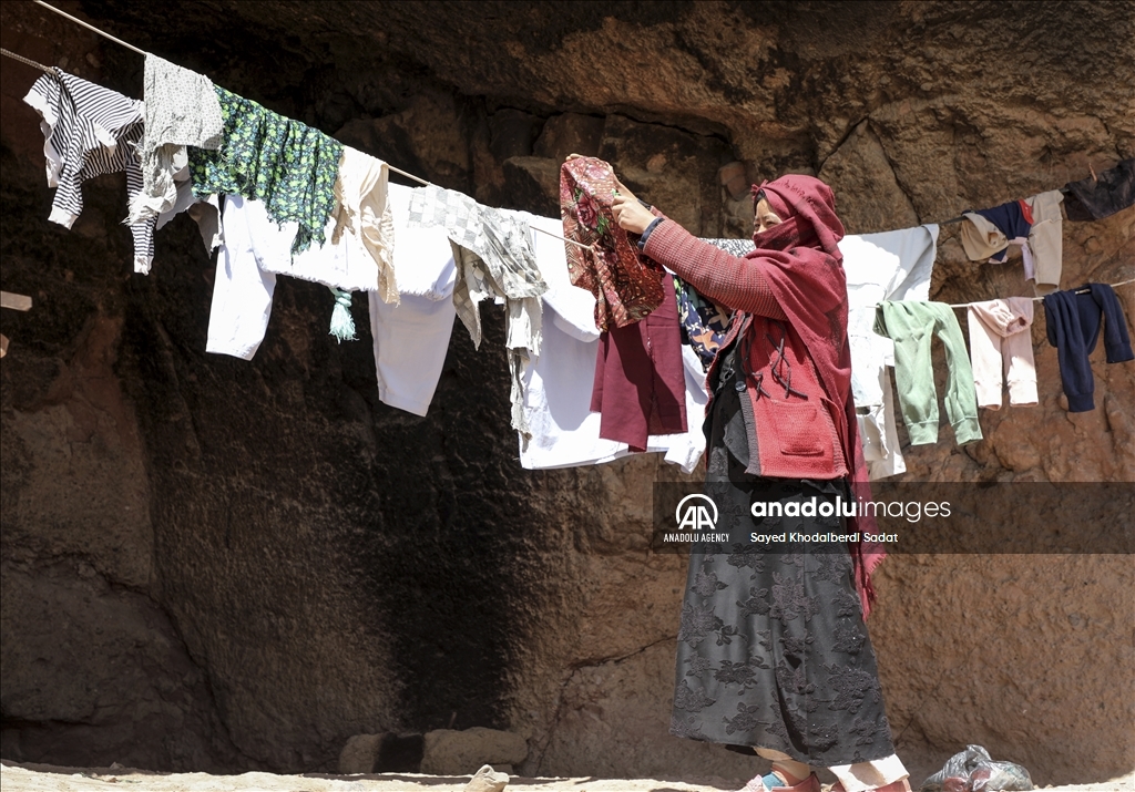 Thousands of Afghan families struggle to live in caves