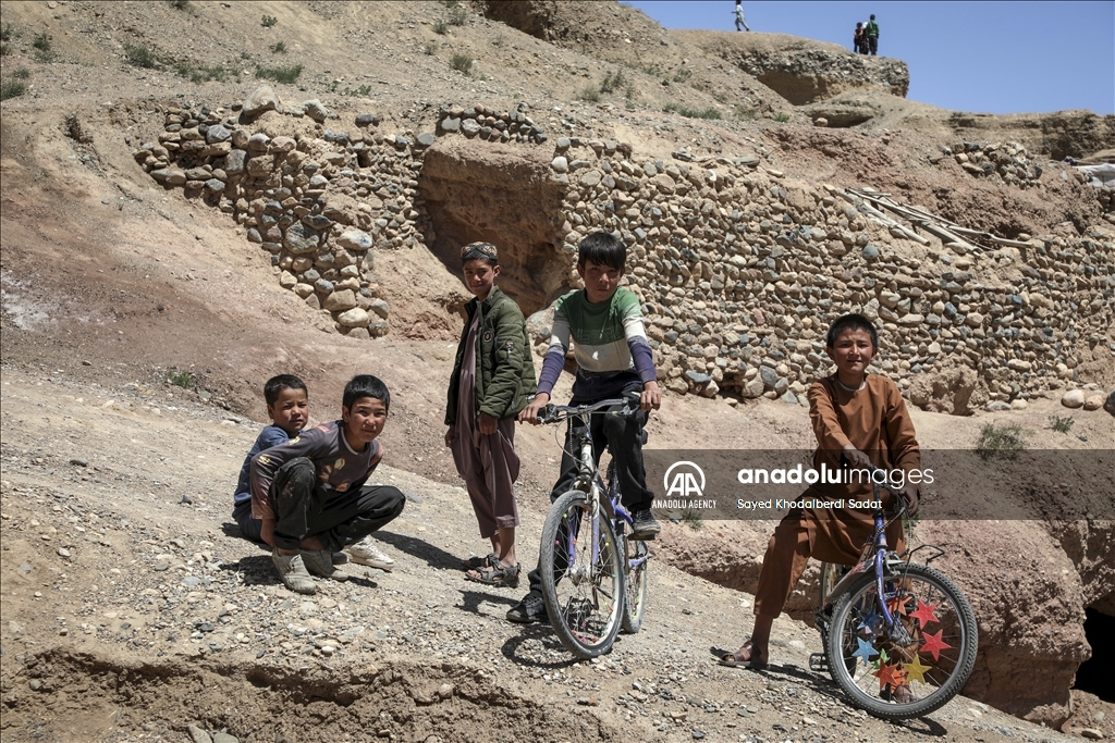 Thousands of Afghan families struggle to live in caves