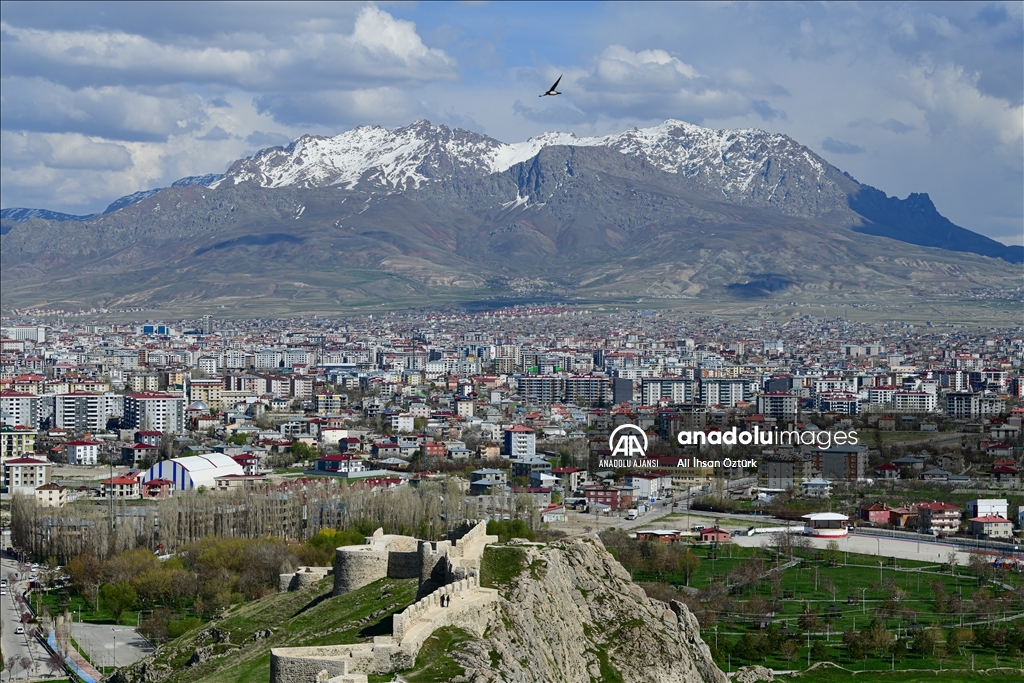 Tarih ve doğa şehri Van ilkbaharda bir başka güzel