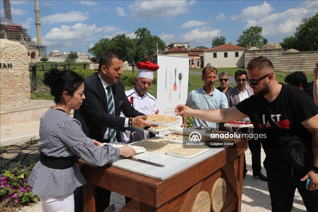 Edirne'de Türk Mutfağı Haftası kapsamında bademli kurabiye ikram edildi