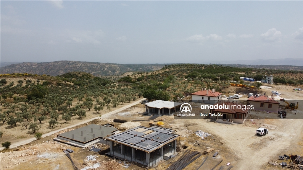 Hatay Altınözü'nde depremzedeler için köy tipi afet evlerinin yapımı sürüyor