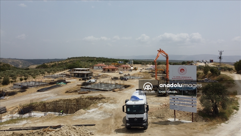 Hatay Altınözü'nde depremzedeler için köy tipi afet evlerinin yapımı sürüyor