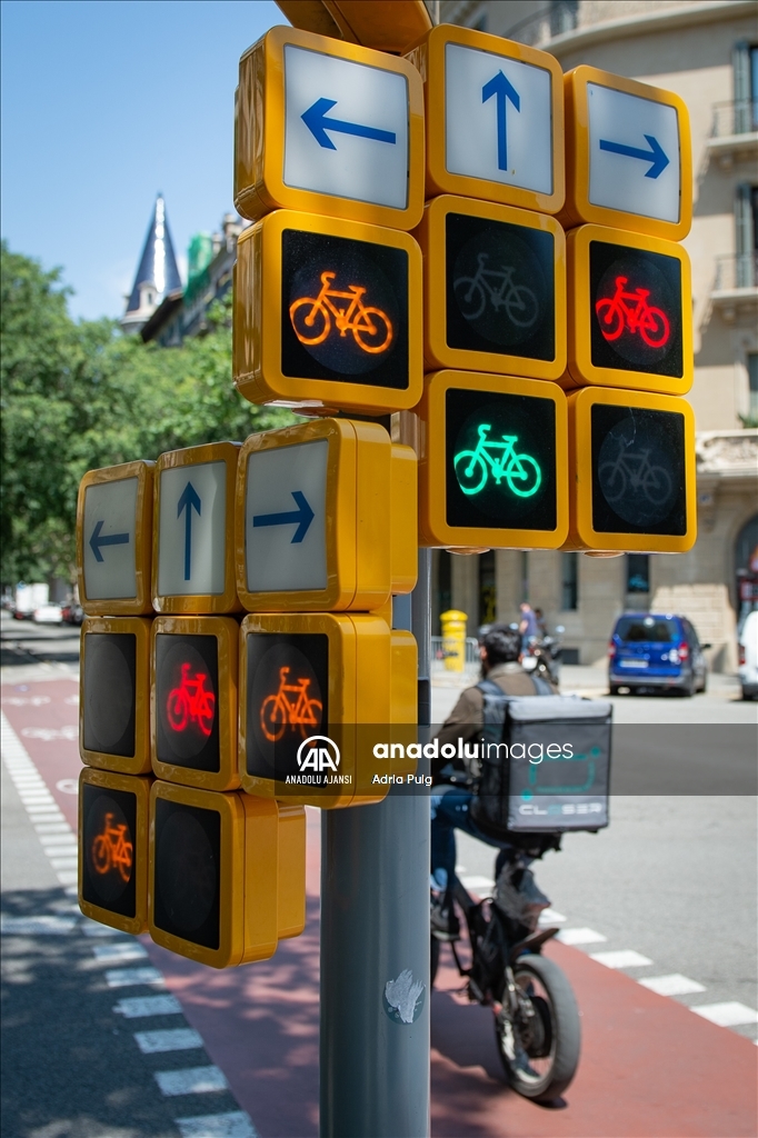Barselona'daki bisiklet sürücüleri için yeni 'Tetris' trafik ışığı düzenlemesi