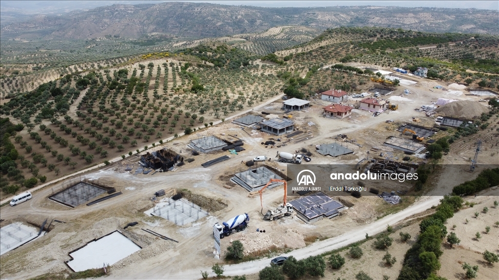 Hatay Altınözü'nde depremzedeler için köy tipi afet evlerinin yapımı sürüyor