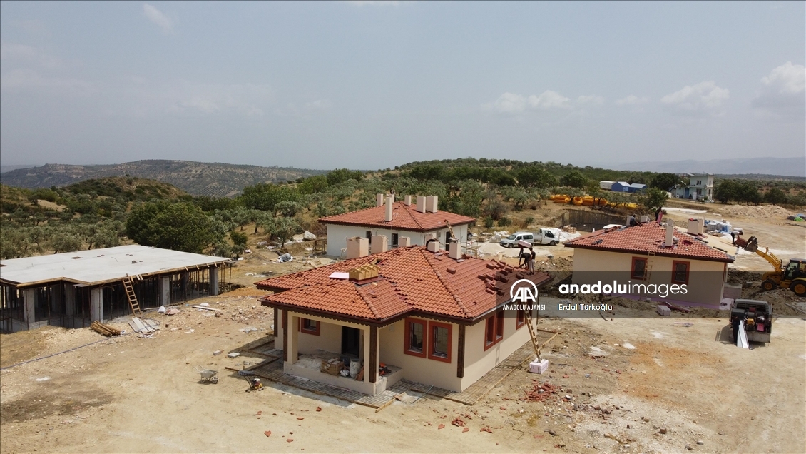 Hatay Altınözü'nde depremzedeler için köy tipi afet evlerinin yapımı sürüyor