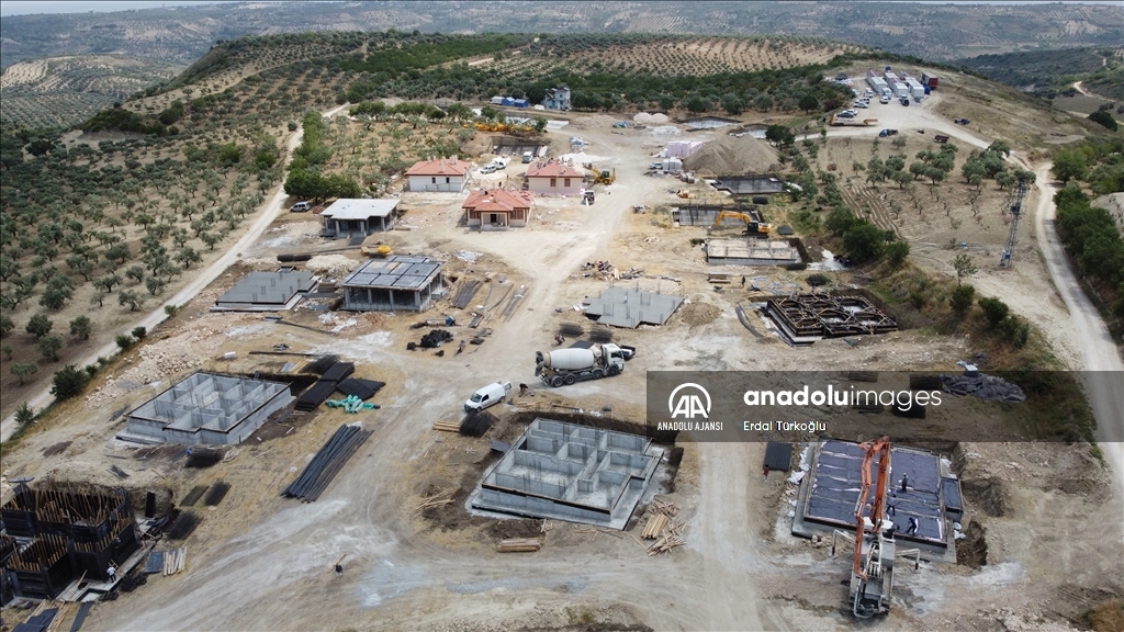 Hatay Altınözü'nde depremzedeler için köy tipi afet evlerinin yapımı sürüyor