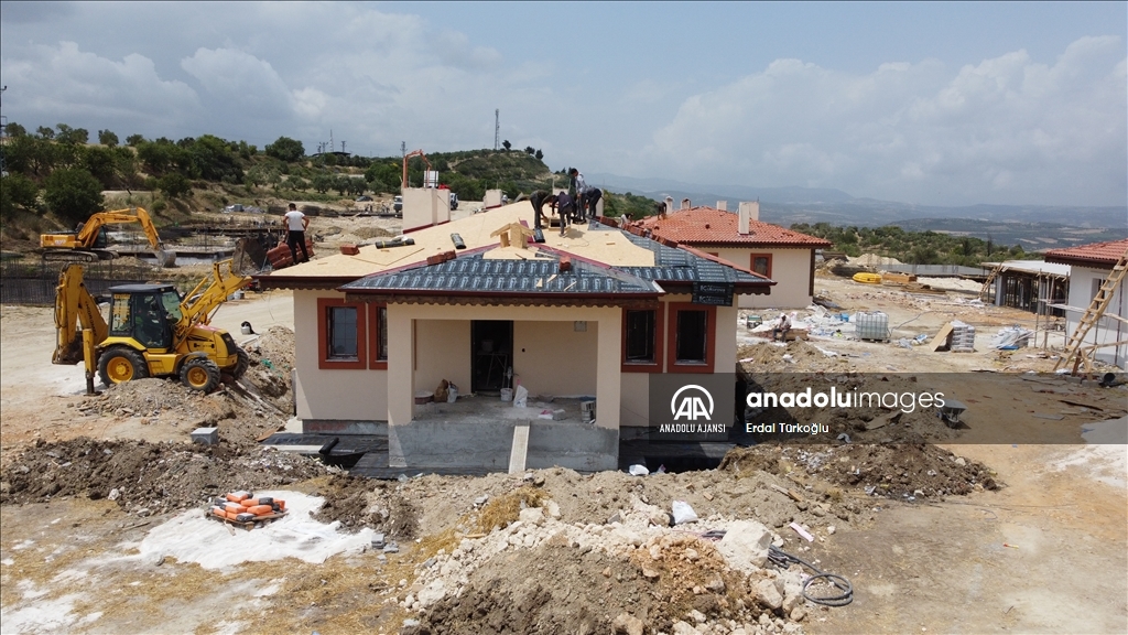 Hatay Altınözü'nde depremzedeler için köy tipi afet evlerinin yapımı sürüyor