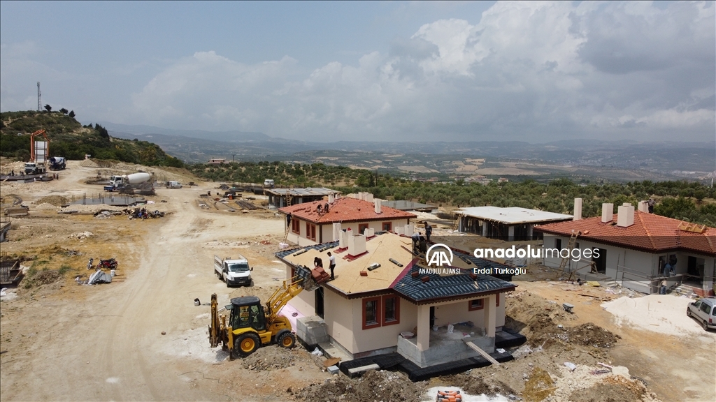 Hatay Altınözü'nde depremzedeler için köy tipi afet evlerinin yapımı sürüyor