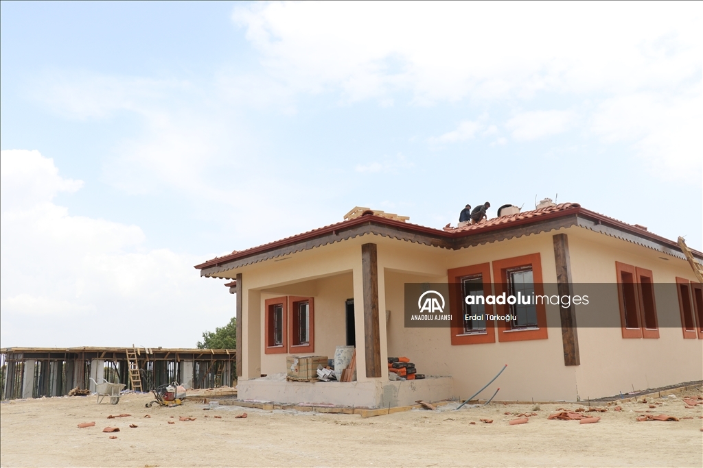 Hatay Altınözü'nde depremzedeler için köy tipi afet evlerinin yapımı sürüyor