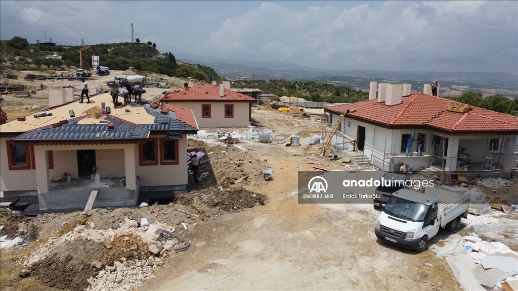 Hatay Altınözü'nde depremzedeler için köy tipi afet evlerinin yapımı sürüyor
