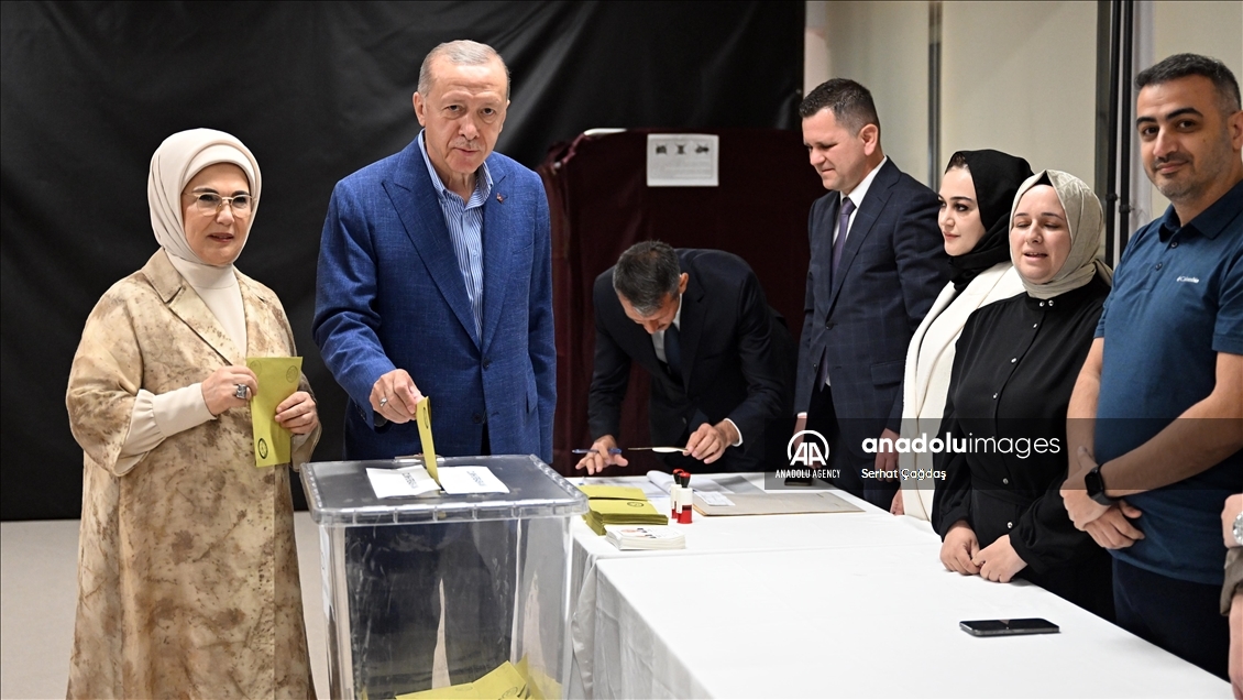 اردوغان و همسرش رای خود را به صندوق انداختند