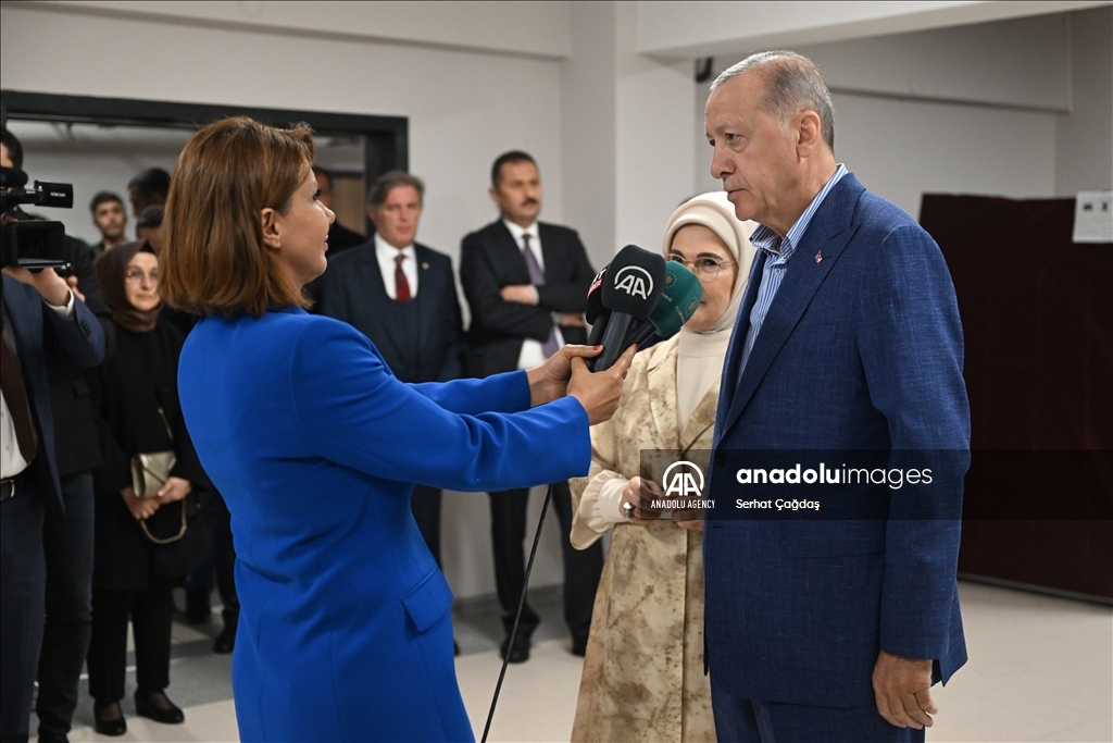 اردوغان و همسرش رای خود را به صندوق انداختند