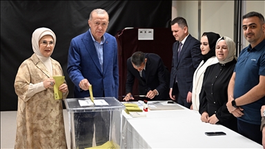 دور دوم انتخابات ریاست جمهوری ترکیه؛ اردوغان و همسرش رای خود را به صندوق انداختند