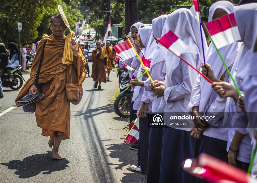 Budist Keşişlerin Vesak Festivali Kutlaması