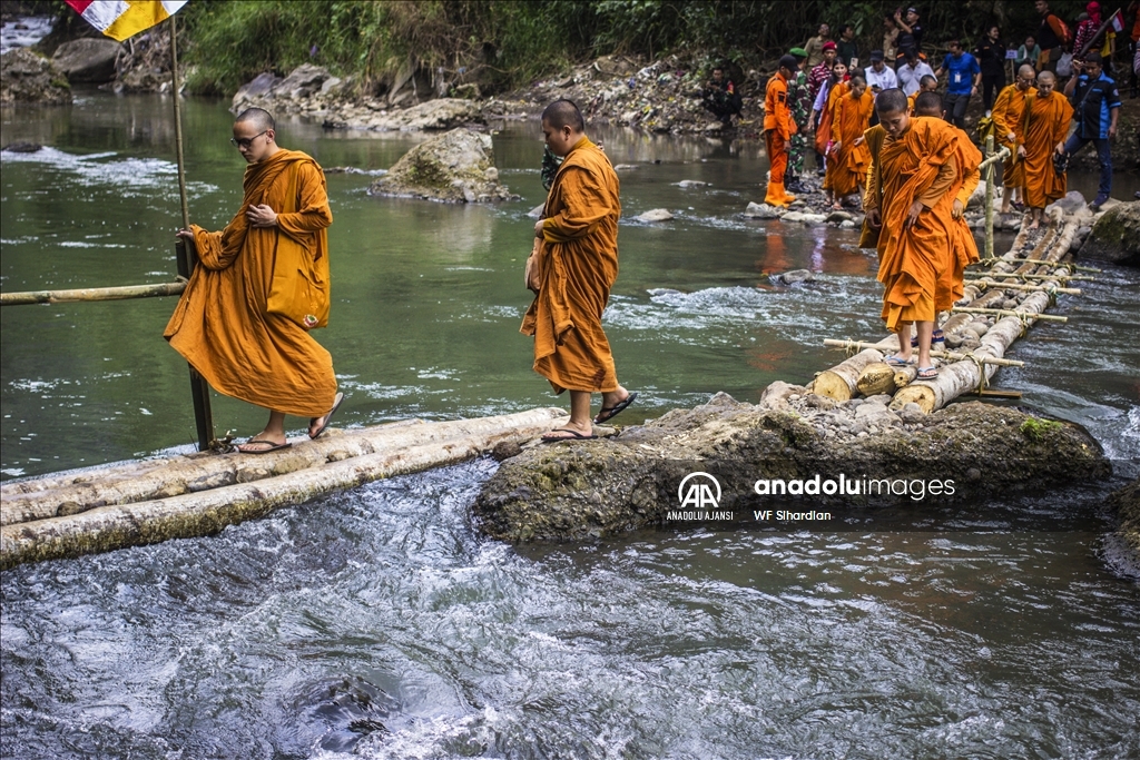 Budist Keşişlerin Vesak Festivali Kutlaması