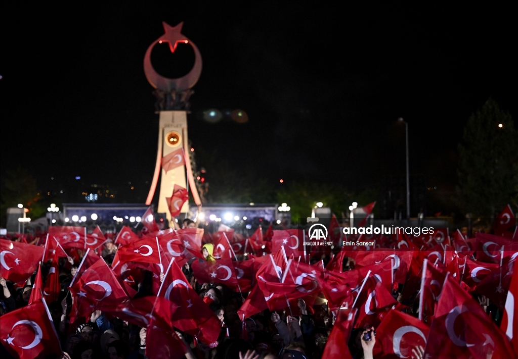 Warga Turkiye rayakan kemenangan Erdogan dalam Pilpres  putaran ke-dua