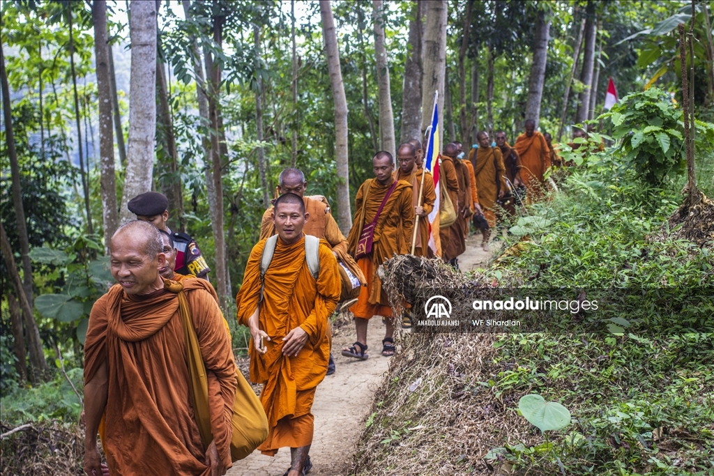 Budist Keşişlerin Vesak Festivali Kutlaması