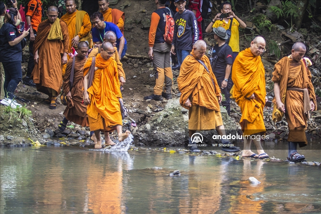 Budist Keşişlerin Vesak Festivali Kutlaması