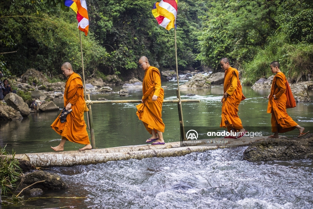 Budist Keşişlerin Vesak Festivali Kutlaması