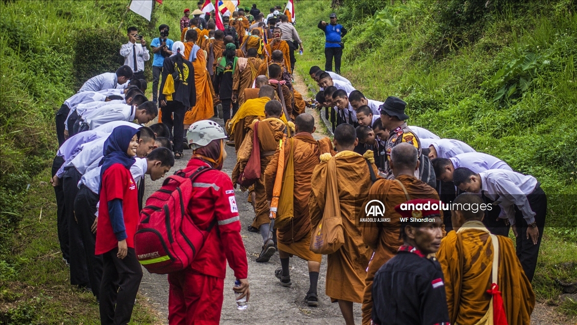 Budist Keşişlerin Vesak Festivali Kutlaması