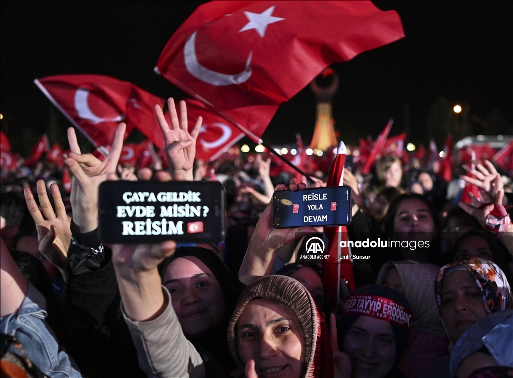Warga Turkiye rayakan kemenangan Erdogan dalam Pilpres  putaran ke-dua