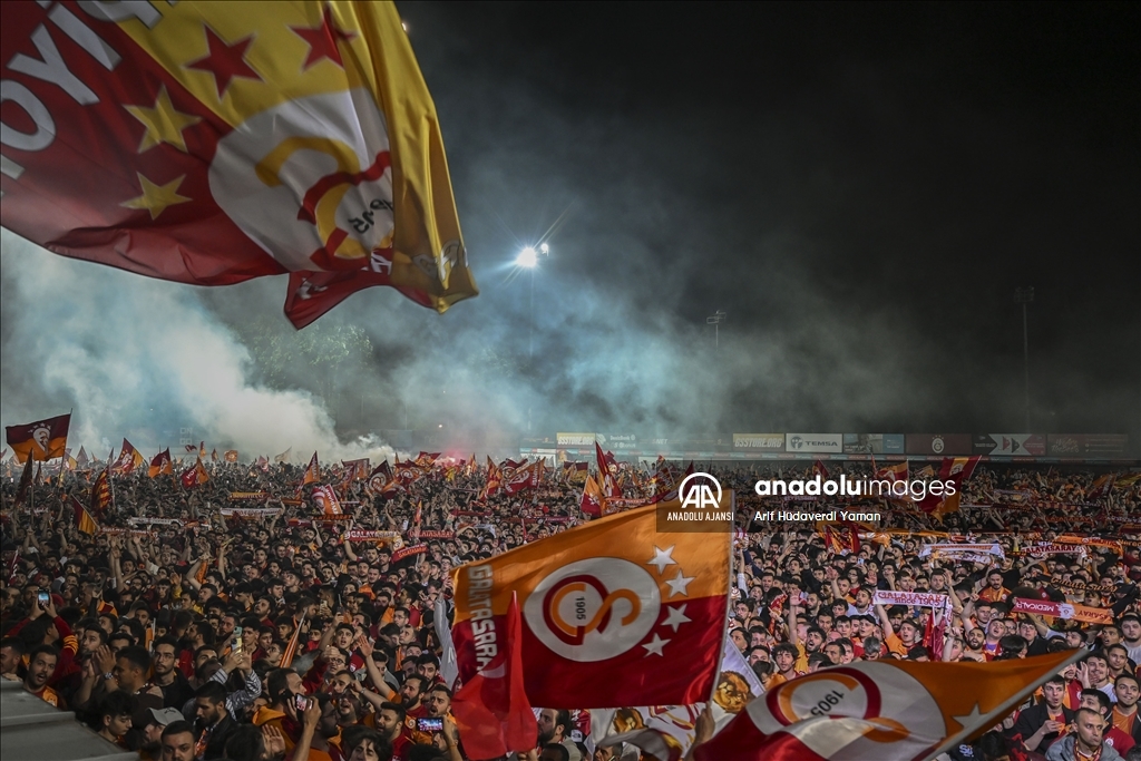 Galatasaraylı taraftarlar, şampiyonluğu kutluyor